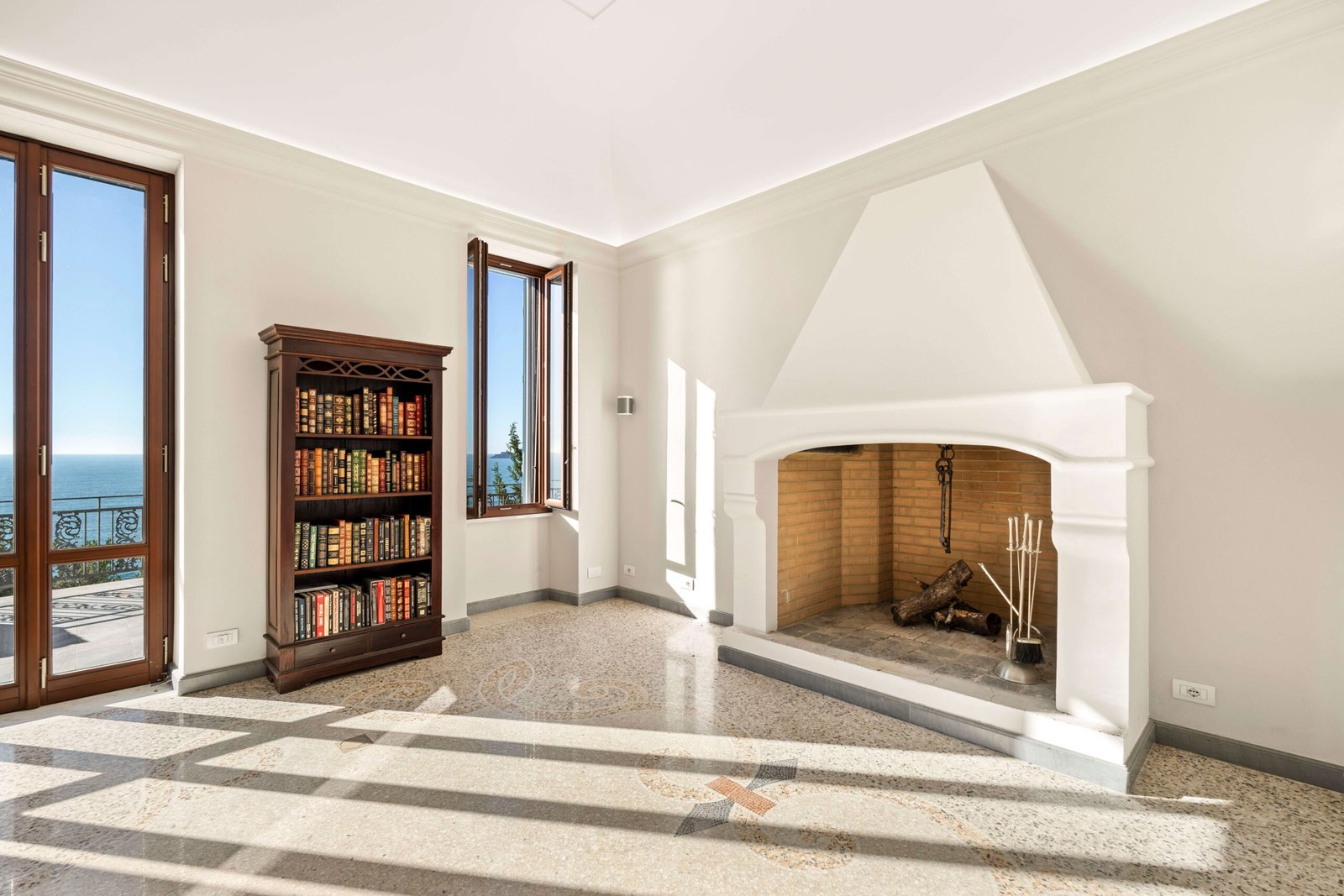 soggiorno-vuoto-vista-mare-prima-virtual-staging