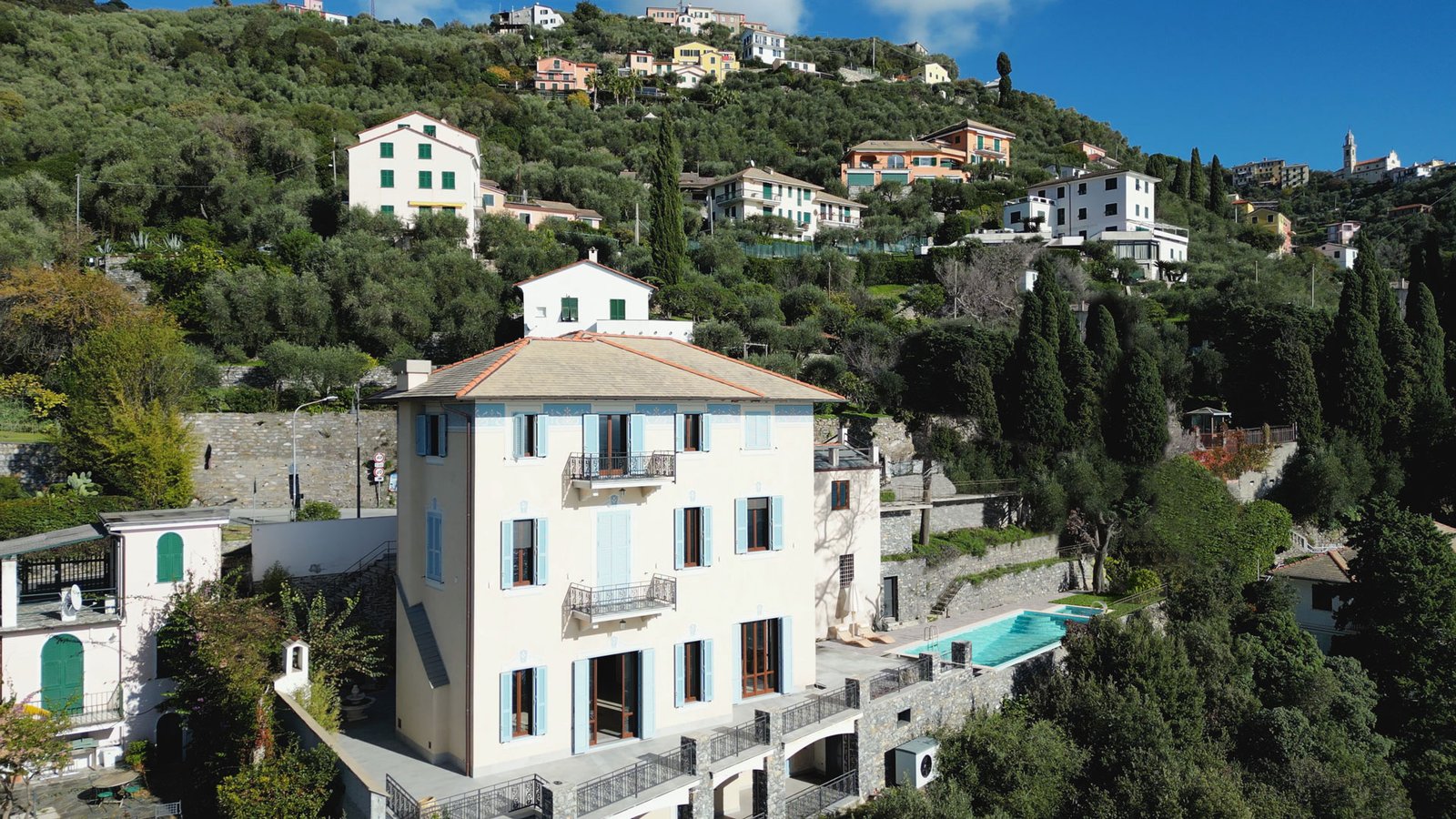 Villa vista mare con piscina dopo intervento di virtual staging e valorizzazione esterna