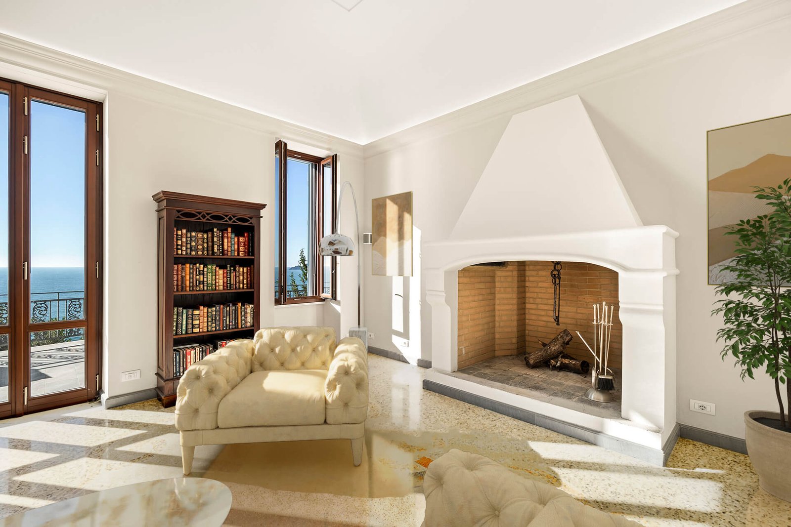 Zona camino arredata con poltrona e decorazioni tramite virtual staging