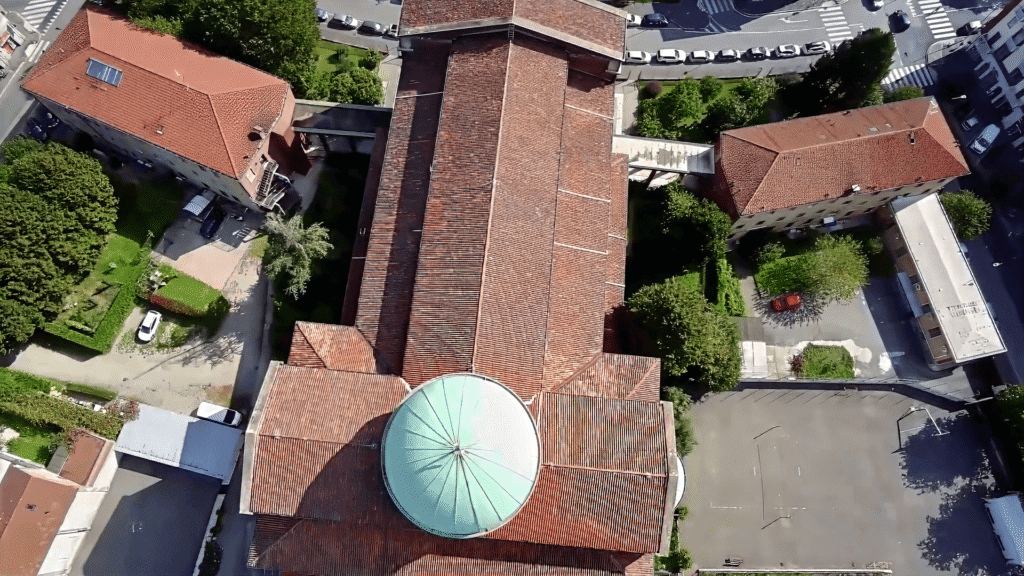 Vista aerea della Chiesa di S. Apollinare a Baggio Milano con riprese drone professionali