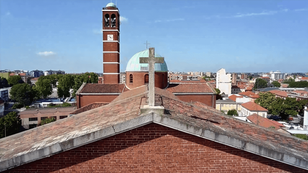 Vista frontale della Chiesa di S. Apollinare a Baggio ripresa con drone a Milano