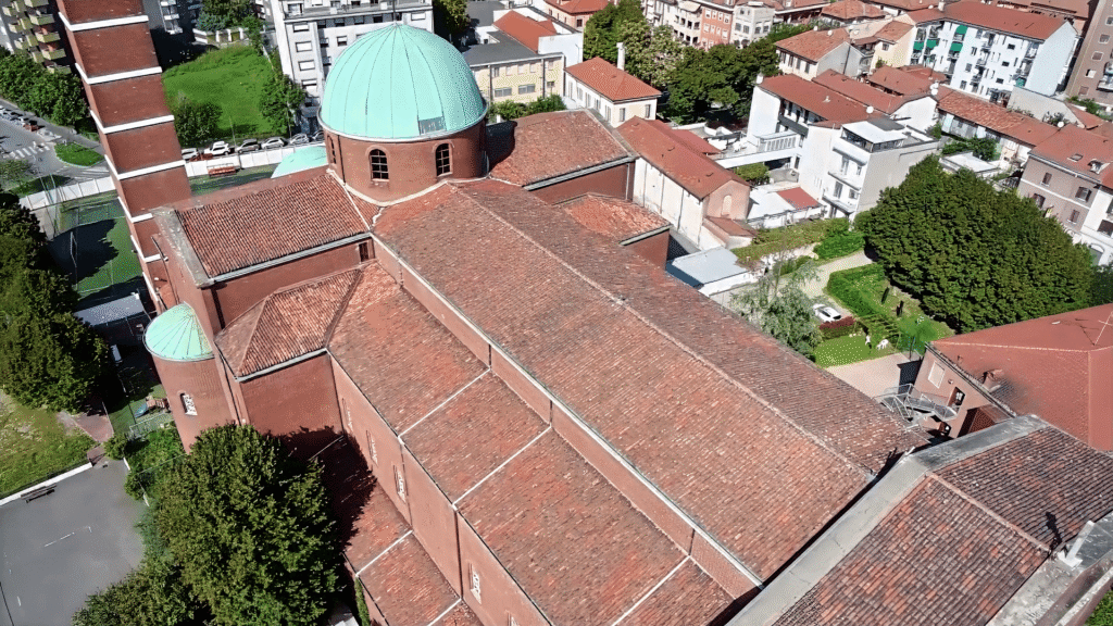 Riprese con drone della Chiesa di S. Apollinare a Milano con vista completa della struttura