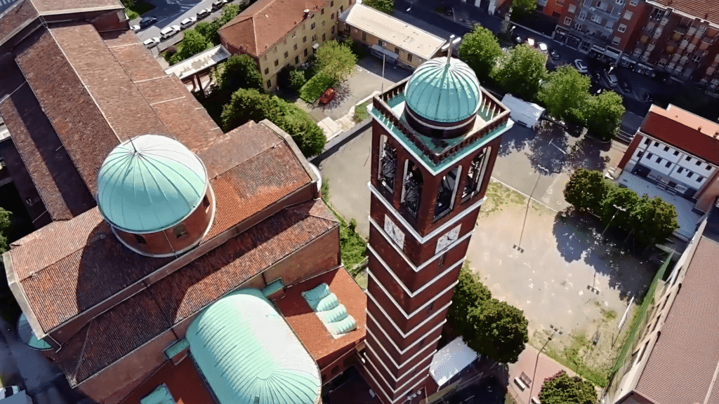 Riprese con drone a Milano della Chiesa di S. Apollinare con campanile e cupola vista dall’alto
