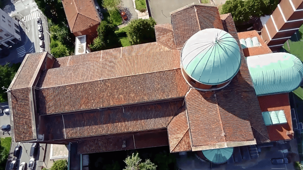 Vista zenitale della Chiesa di S. Apollinare a Milano ripresa con drone dall’alto