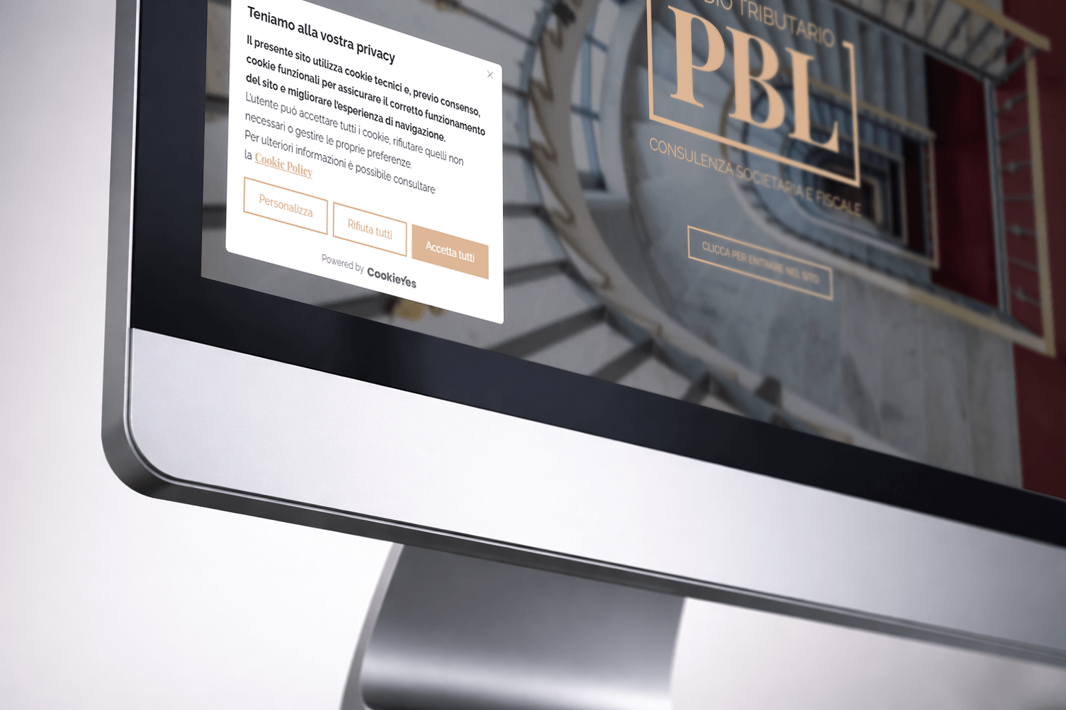 Banner cookie GDPR visualizzato su monitor di un sito web