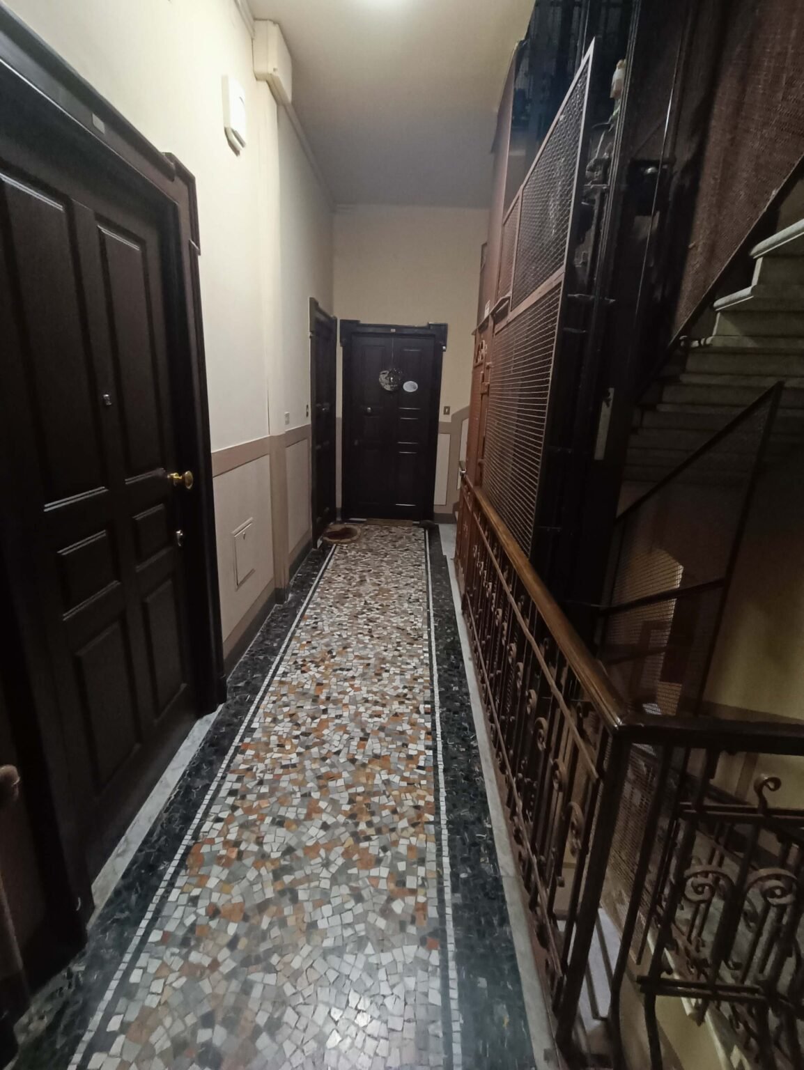 corridoio condominio storico milano pavimento in graniglia e porte in legno