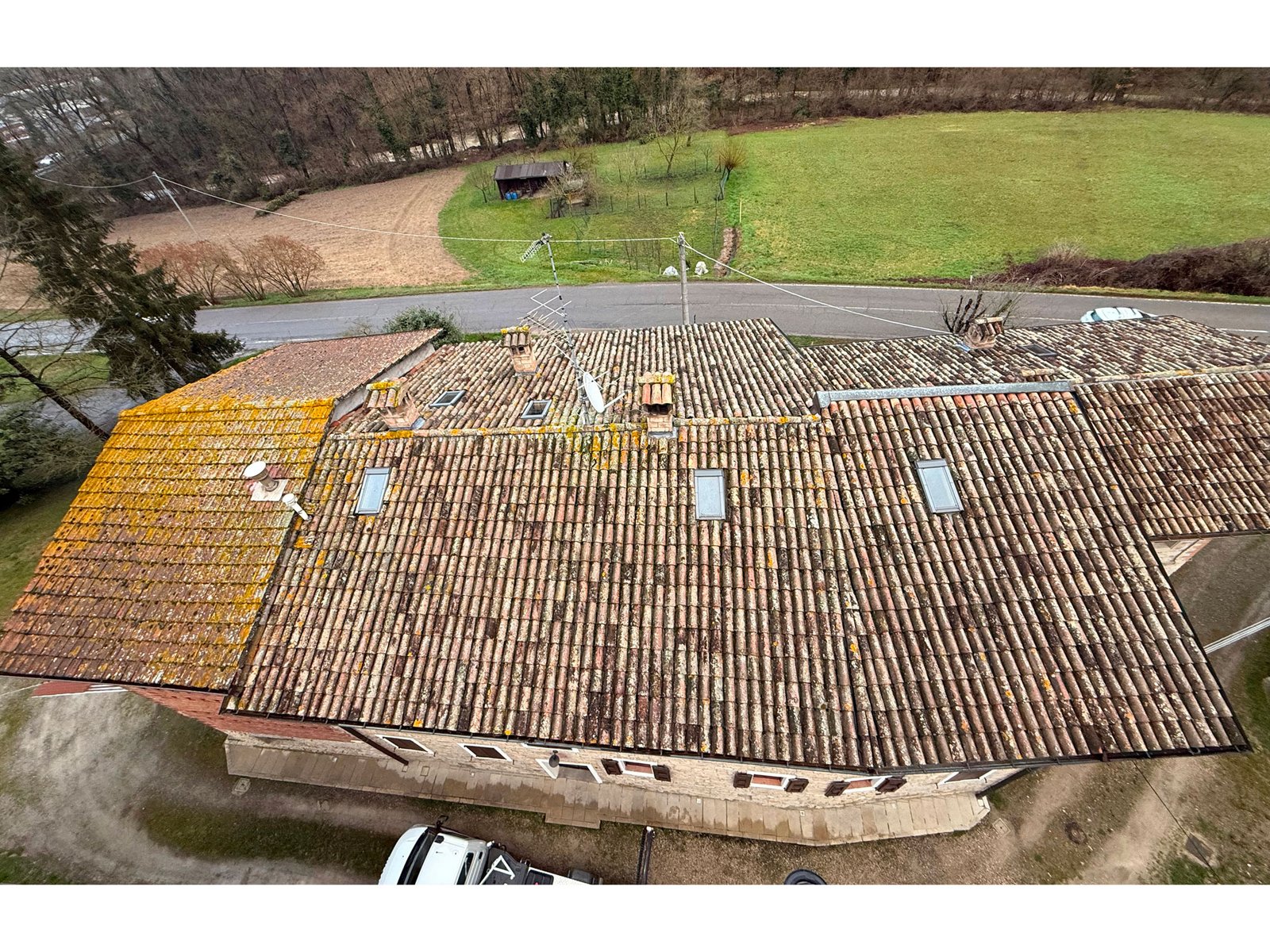 Stato di fatto rustico con copertura esistente prima della riqualificazione architettonica