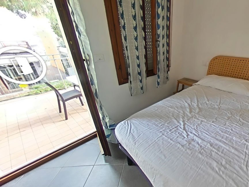 Camera da letto appartamento al mare con accesso al balcone, virtual tour casa mare