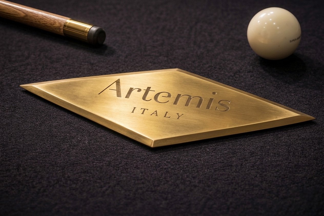 Targa in ottone con logo Artemis inciso su panno da biliardo nero
